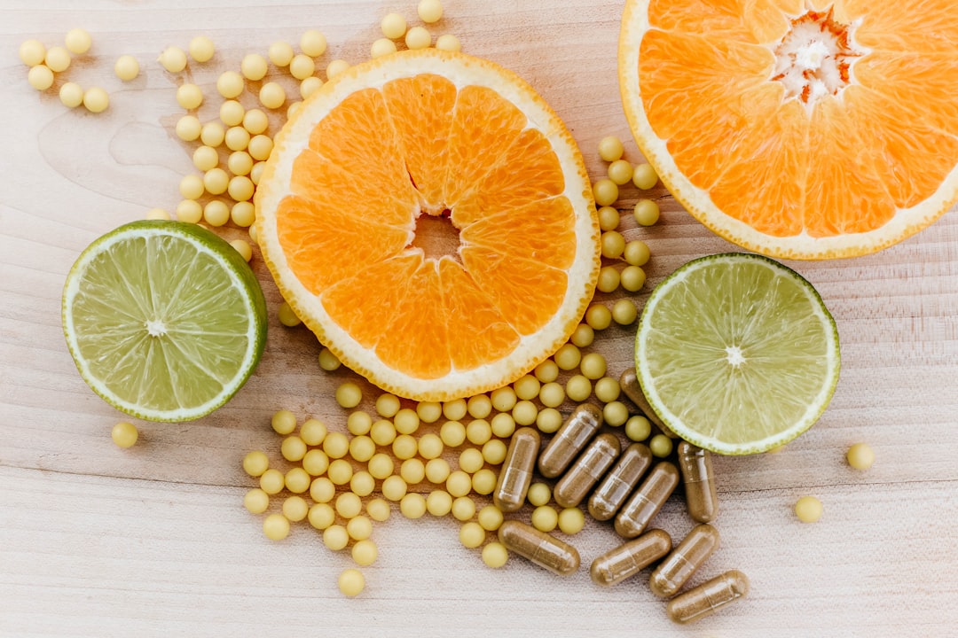 Niacinamide ou vitamine C : quel actif choisir selon son type de peau